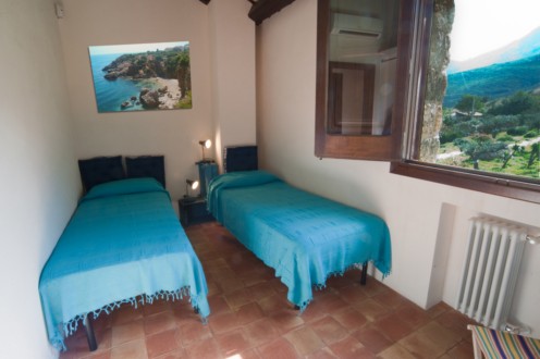  THE BEDROOM WITH TWIN BEDS CONVERTING INTO A DOUBLE BED